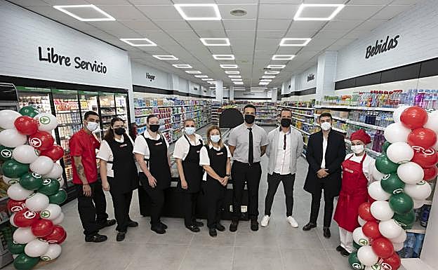 El equipo de SPAR Benartemi durante la reapertura. 