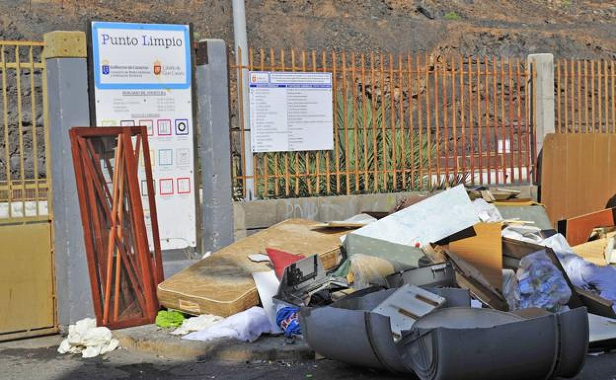 Enseres voluminosos de origen doméstico tirados ante las puertas de un Punto Limpio. 