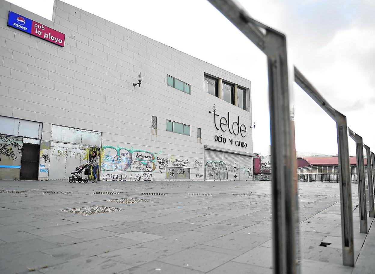 El edificio público donde Multicines Telde abrió sus salas hasta 2011, ahora se encuentra en ruinas. 