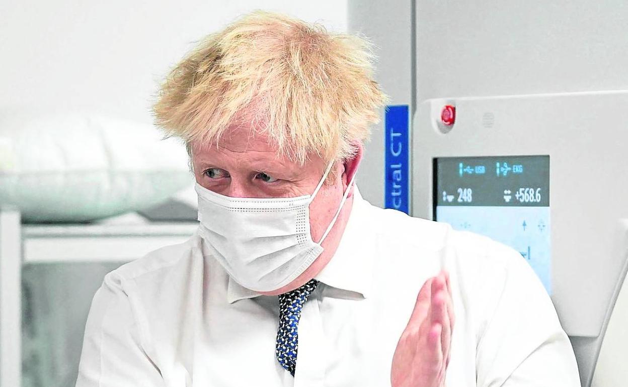 Boris Johnson visita un centro de salud.