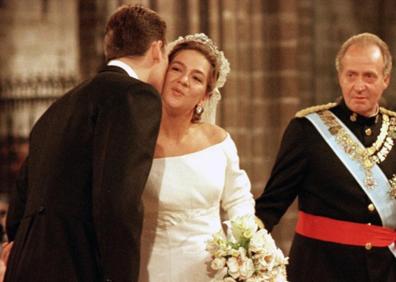 Imagen secundaria 1 - Arriba, la felicitación navideña de 2005 de los duques de Palma. Abajo, el día de su enlace, con don Juan Carlos observando, y una de las fotografías oficiales de la pareja. 