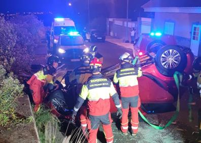 Imagen secundaria 1 - Herido tras volcar con su vehículo en Tenoya