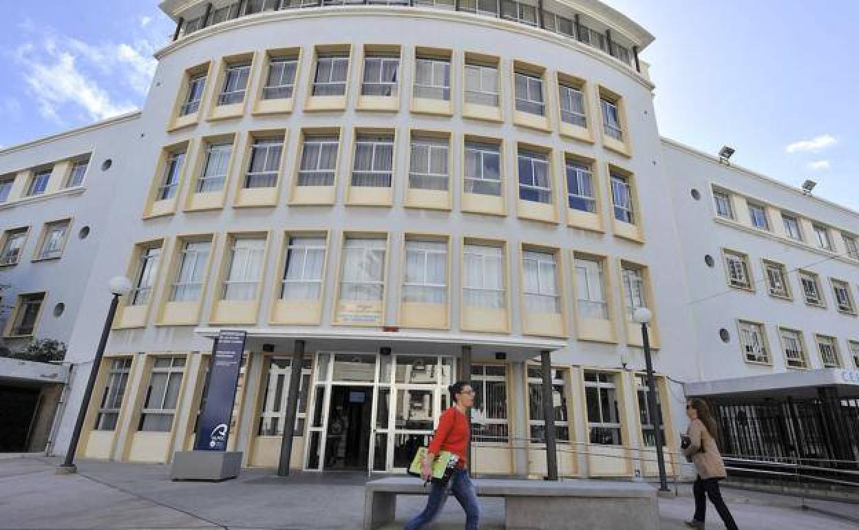 La ULPGC dona material informático a una escuela afectada por volcán