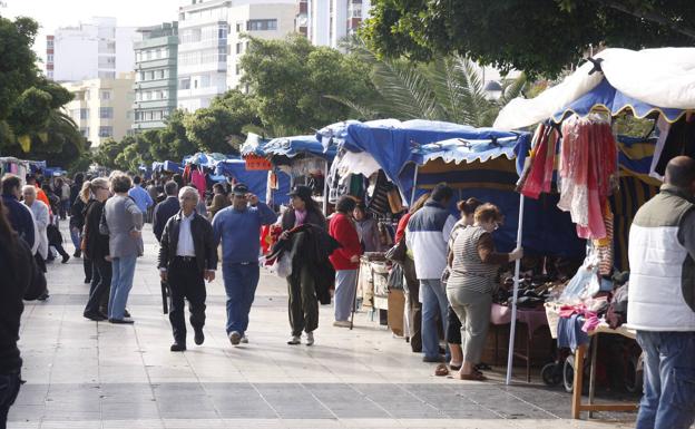 Vendedores del rastro se concentran para protestar por el traslado