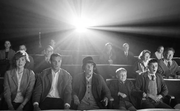 Imagen principal - La familia protagonista en el cine. Kenneth Branagh en el rodaje y el pequeño Jude Hill junto a Judi Dench, su abuela en 'Belfast'.