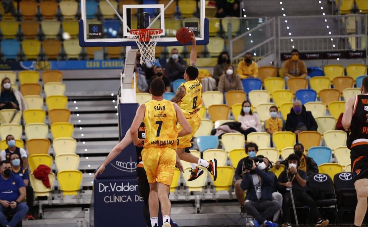 AJ Slaughter deja la bandeja en el partido ante el Promitheas. 