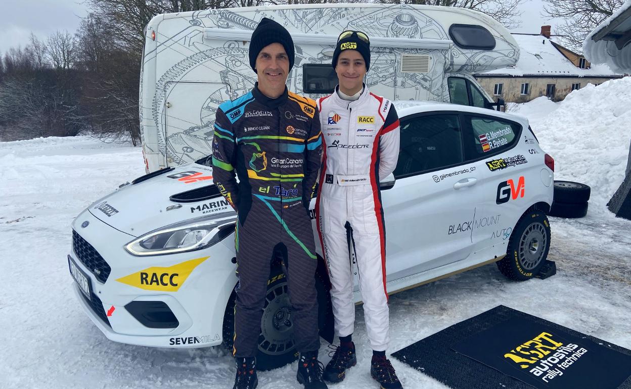 Peñate (izquierda) vuelve a compartir coche con el joven Membrado, esta vez en Estonia. 