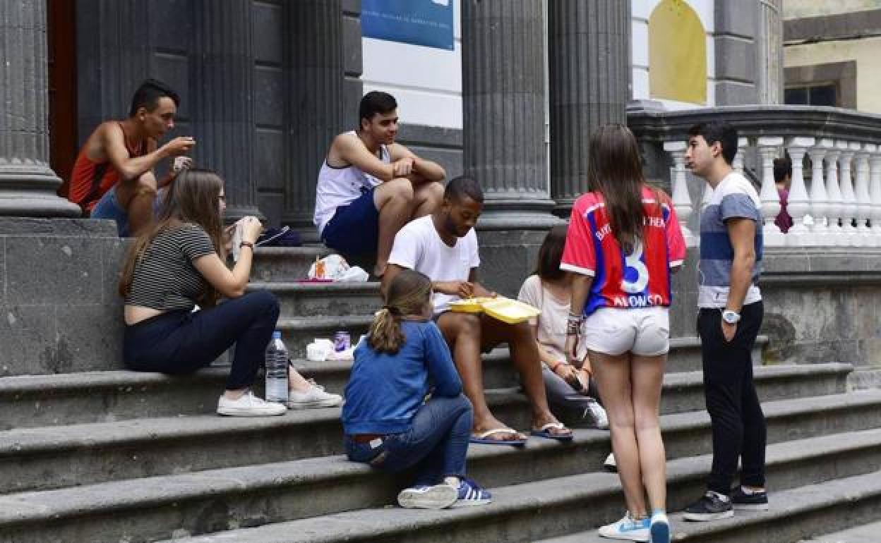 El paro juvenil disminuyó en 119.900 personas durante 2021