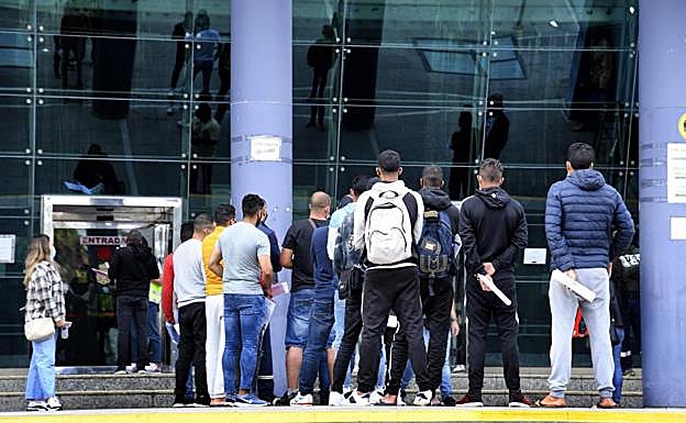 Imagen de archivo de colas para solicitar protección internacional en la Supercomisaría de Las Palmas de Gran Canaria. 