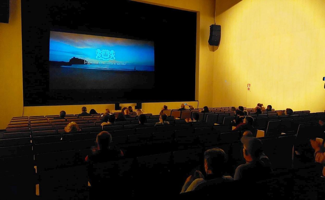 Proyección de un vídeo en el Centro Cultural Federico García Lorca. 