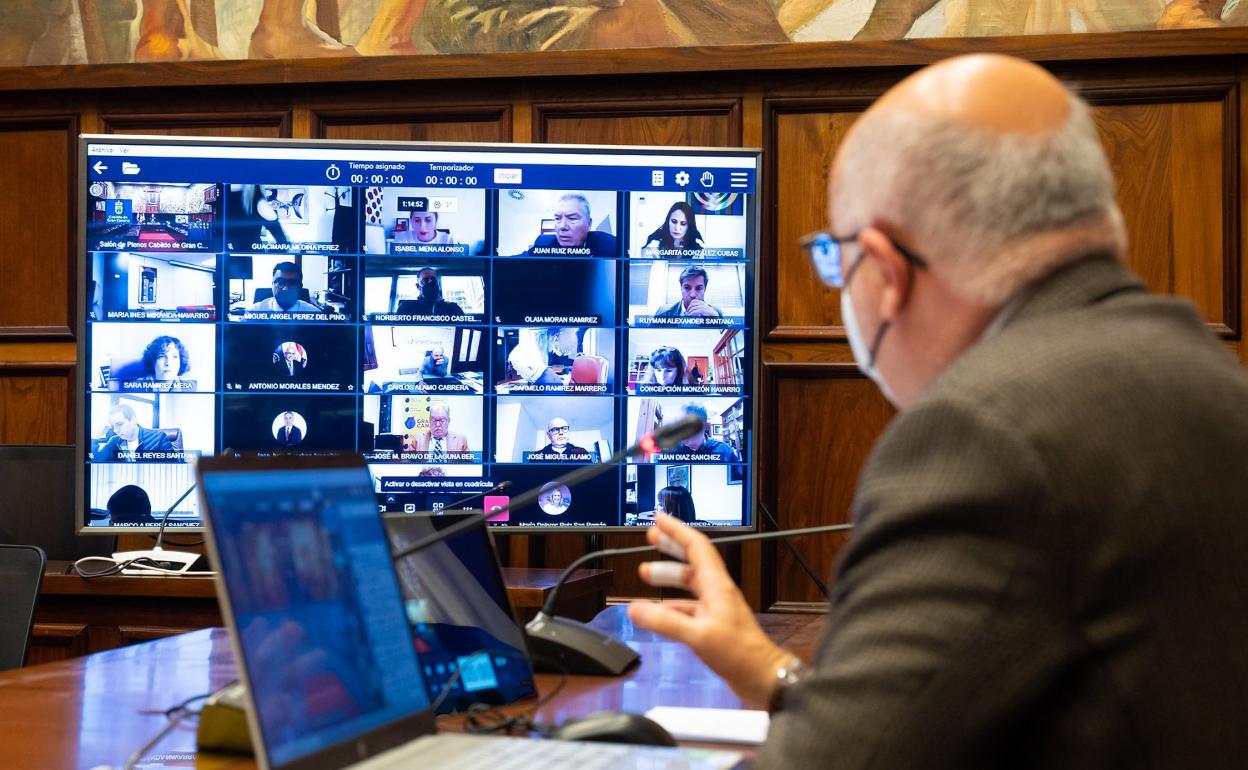 El presidente fue el único cargo electo presente en el salón de plenos de la Casa Palacio debido a la covid. 