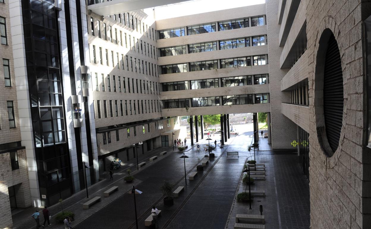 Imagen de archivo del Negrín, uno de los hospitales públicos canarios que mantiene en planta a personas mayores con alta médica. 