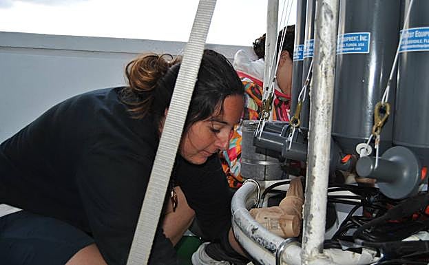 La investigadora en el buque oceanográfico Ángeles Alvariño. 