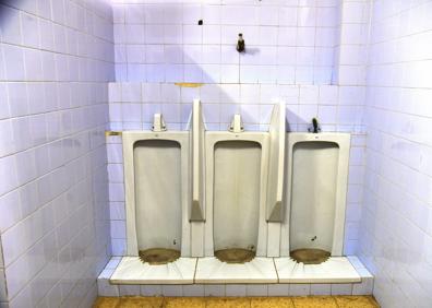 Imagen secundaria 1 - Las dos canchas deportivas del instituto Domingo Rivero evidencian una falta de mantenimiento, con el suelo totalmente levantado como muestar el director del centro; hay urinarios clausurados y las grietas son cada vez mayores en el frontis del centro educativo, con la consiguiente caída de cascotes. 