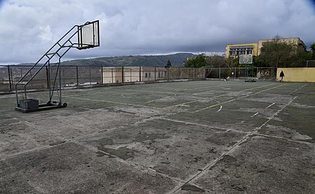Una de las canchas deportivas del instituto Domingo Rivero, con el suelo totalmente levantado. 