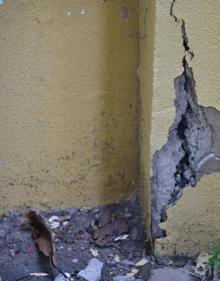 Imagen secundaria 2 - Las dos canchas deportivas del instituto Domingo Rivero evidencian una falta de mantenimiento, con el suelo totalmente levantado como muestar el director del centro; hay urinarios clausurados y las grietas son cada vez mayores en el frontis del centro educativo, con la consiguiente caída de cascotes. 