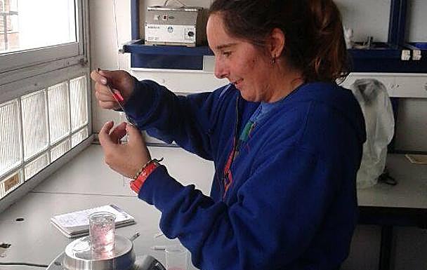 La doctoranda durante unas p´racticas de laboratorio en Ciencias del Mar. 