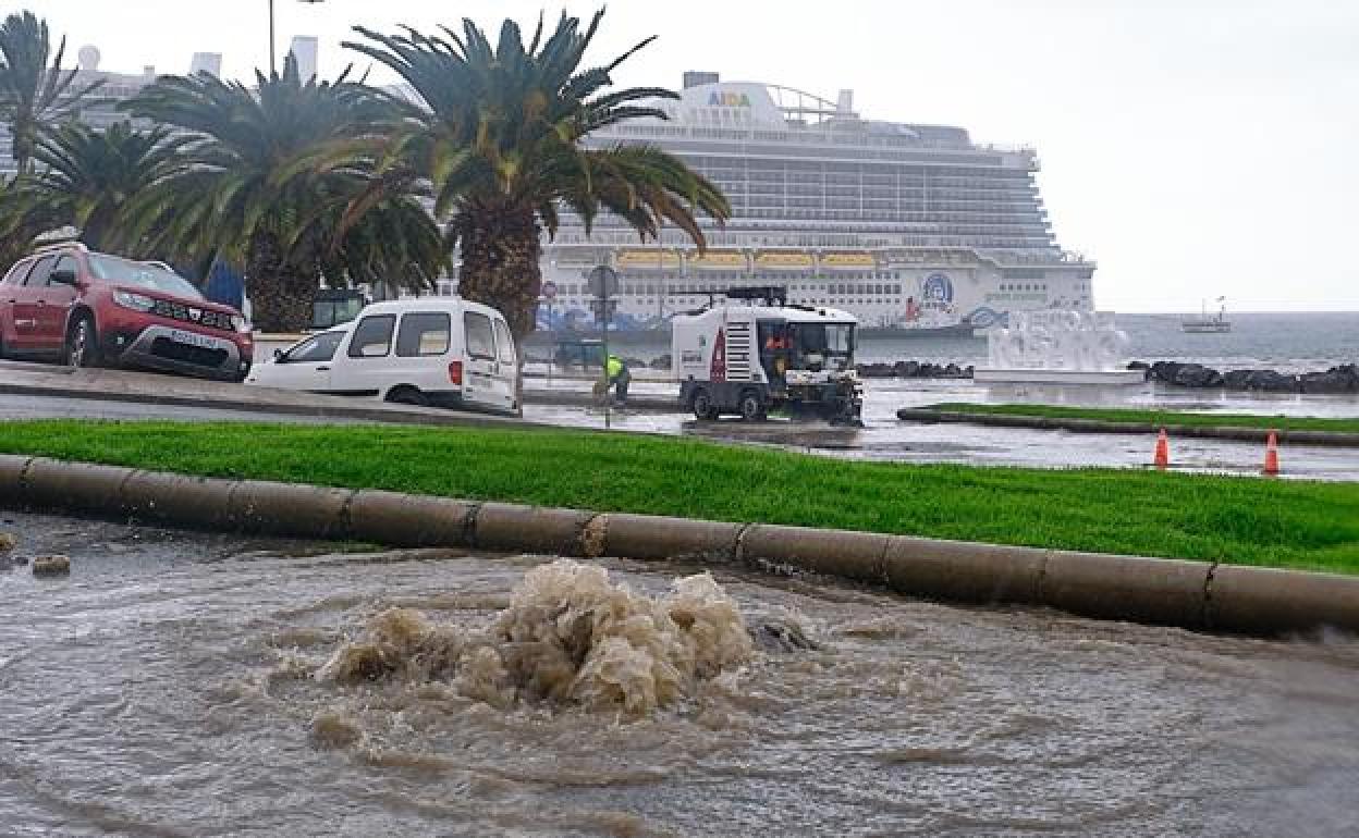 La avenida marítima anegada por la acumulación de toallitas, lo que obligó a cerrar al tráfico. 