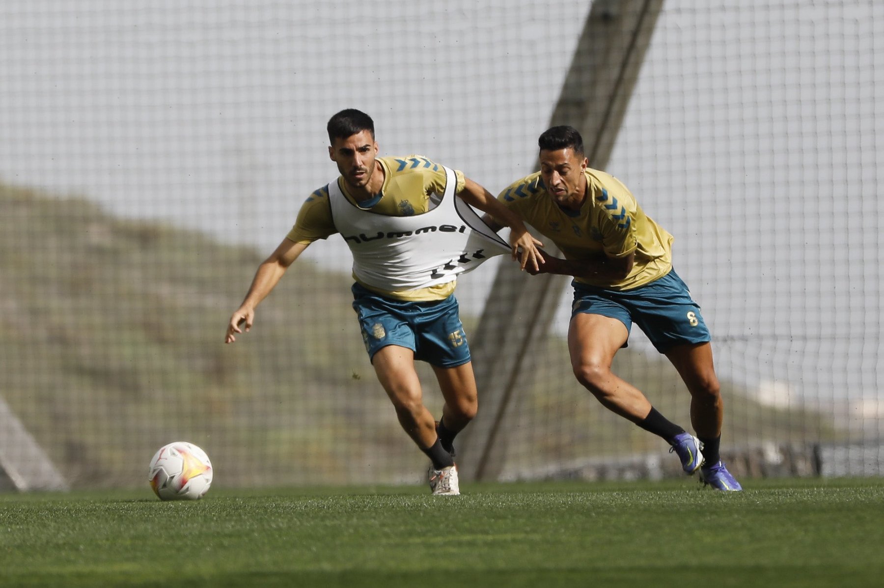 Fabio González protege el balón ante la presión y el nervio de Maikel Mesa. 