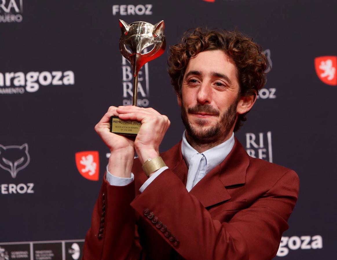 El actor Enric Auquer tras recibir el premio al mejor actor de reparto de una serie por 'Vida Perfecta'