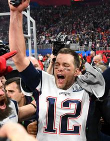 Imagen secundaria 2 - Arriba, Tom Brady besa a su mujer, Gisele Bündchen, tras ganar la Super Bowl LV. En las otras dos imágenes, celebrando junto a Rob Gronkowski el título que conquistó con los Buccaneers y festejando una de las Super Bowls que ganó con los Patriots. 