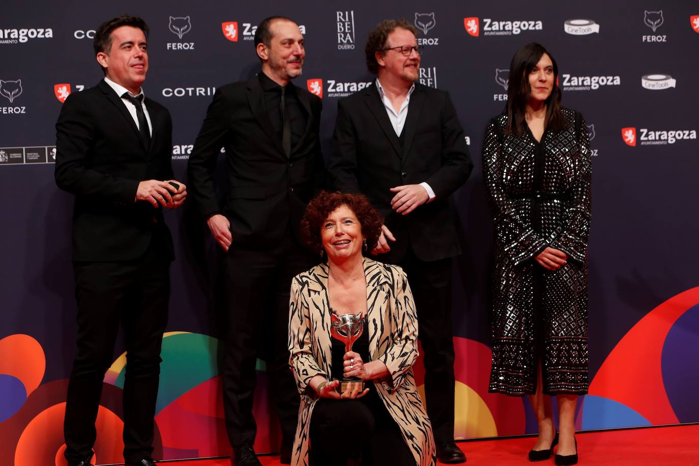 La realizador Icíar Bollaín y los productores de la película "Maixable" posan con el premio a "mejor película dramática" durante la gala de la 9ª edición de los Premios Feroz