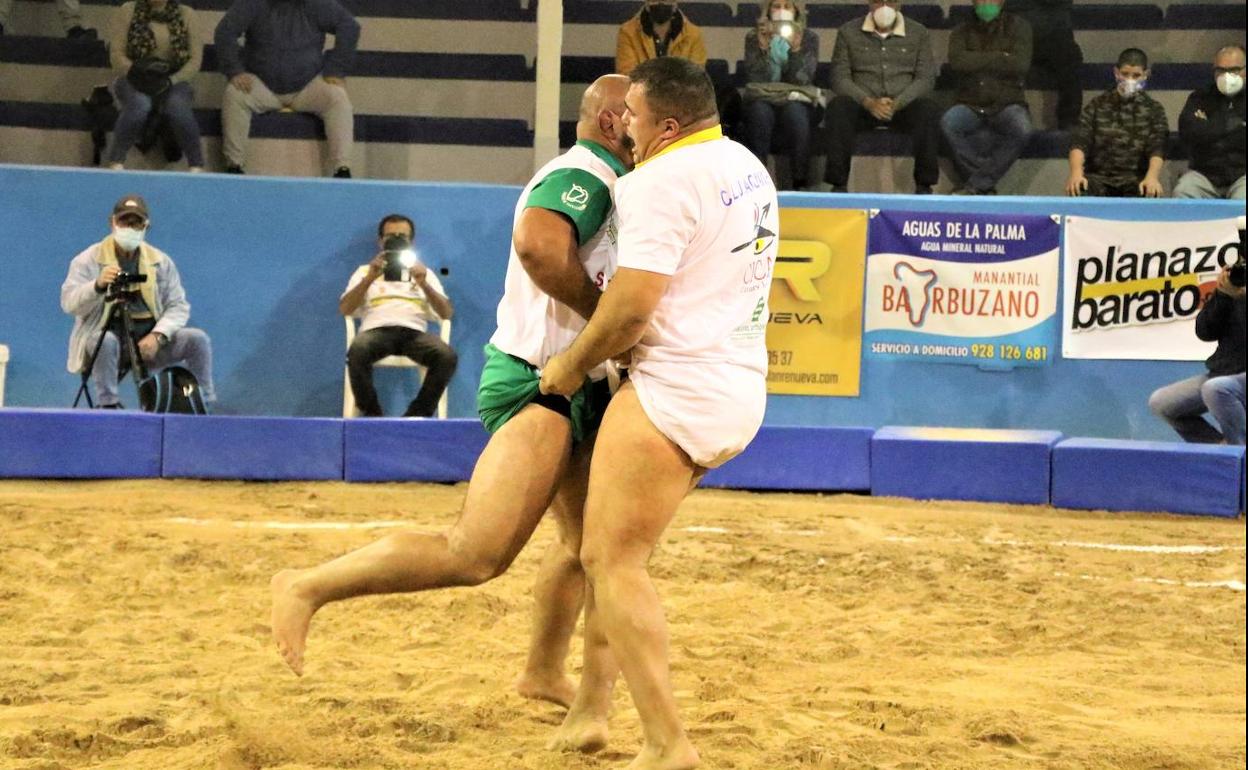 1 Kevin Acosta y Efraín Perera no pudieron derribarse. 