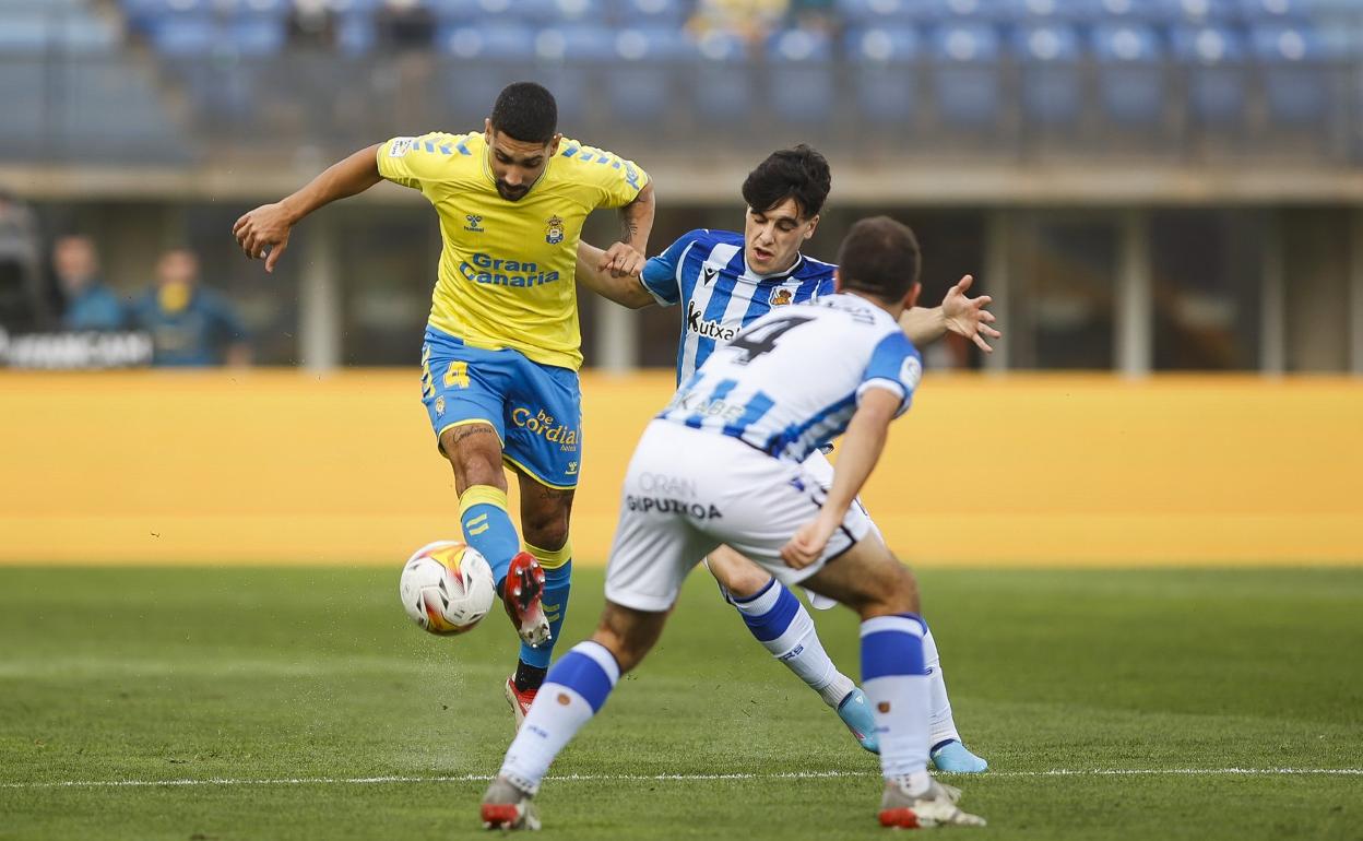 Álex Suárez ganó la carrera a Ferigra y se coló en el once titular. En la imagen despeja el esférico ante Lobete. 