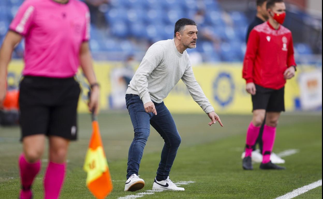 García Pimienta, en su primer encuentro como entrenador de la UD Las Palmas en el Gran Canaria. 
