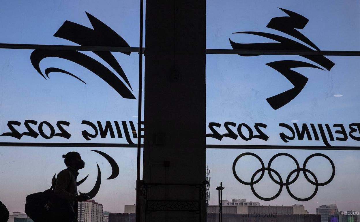 Logos de los Juegos de Invierno de Pekín'22 en el centro de prensa del evento.