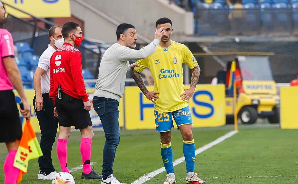 García Pimienta, junto a Rober. 