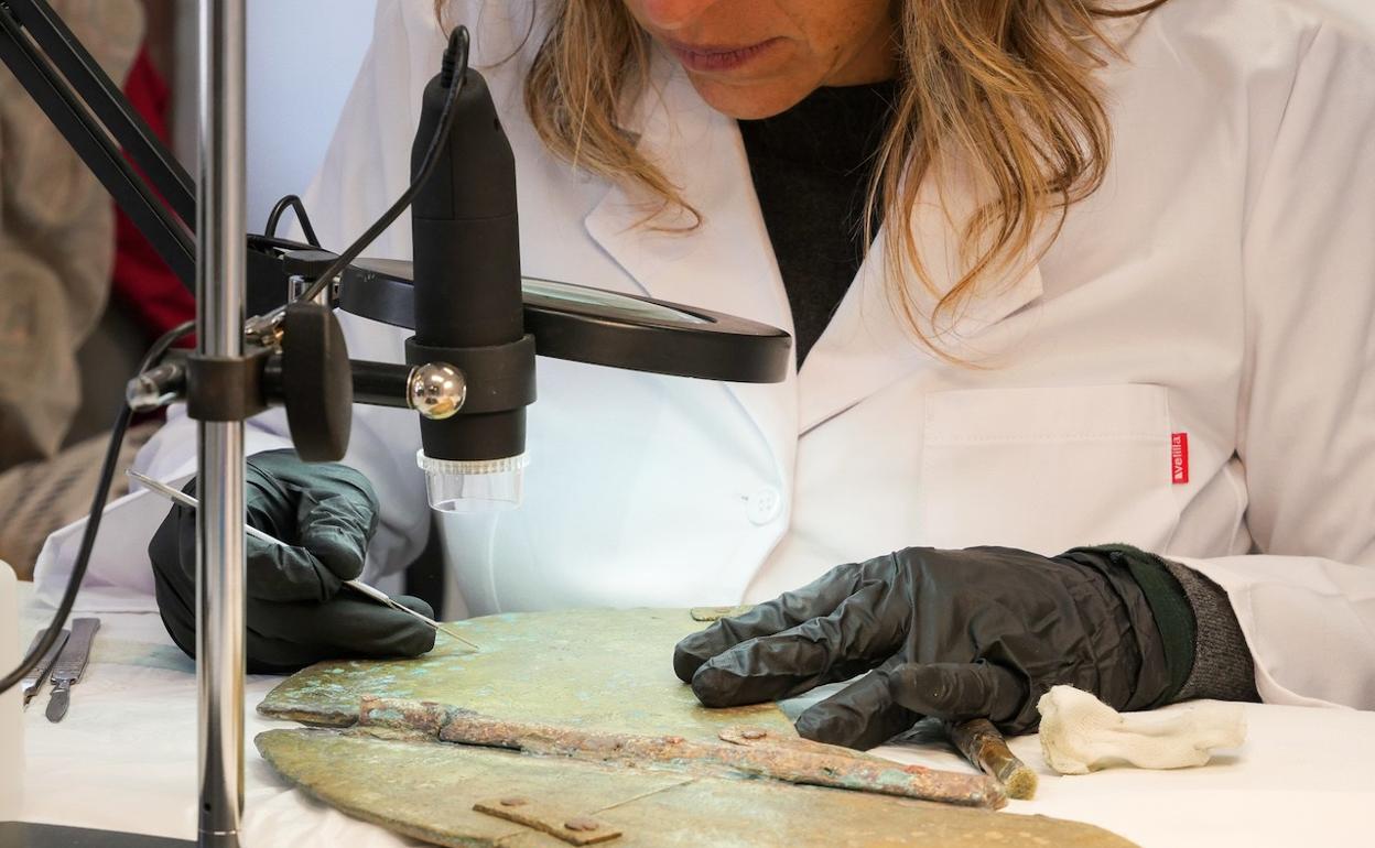 La restauradora Sonia Argano, con el gallo del siglo XVII que coronaba la veleta de la iglesia de Santa María de Betancuria.