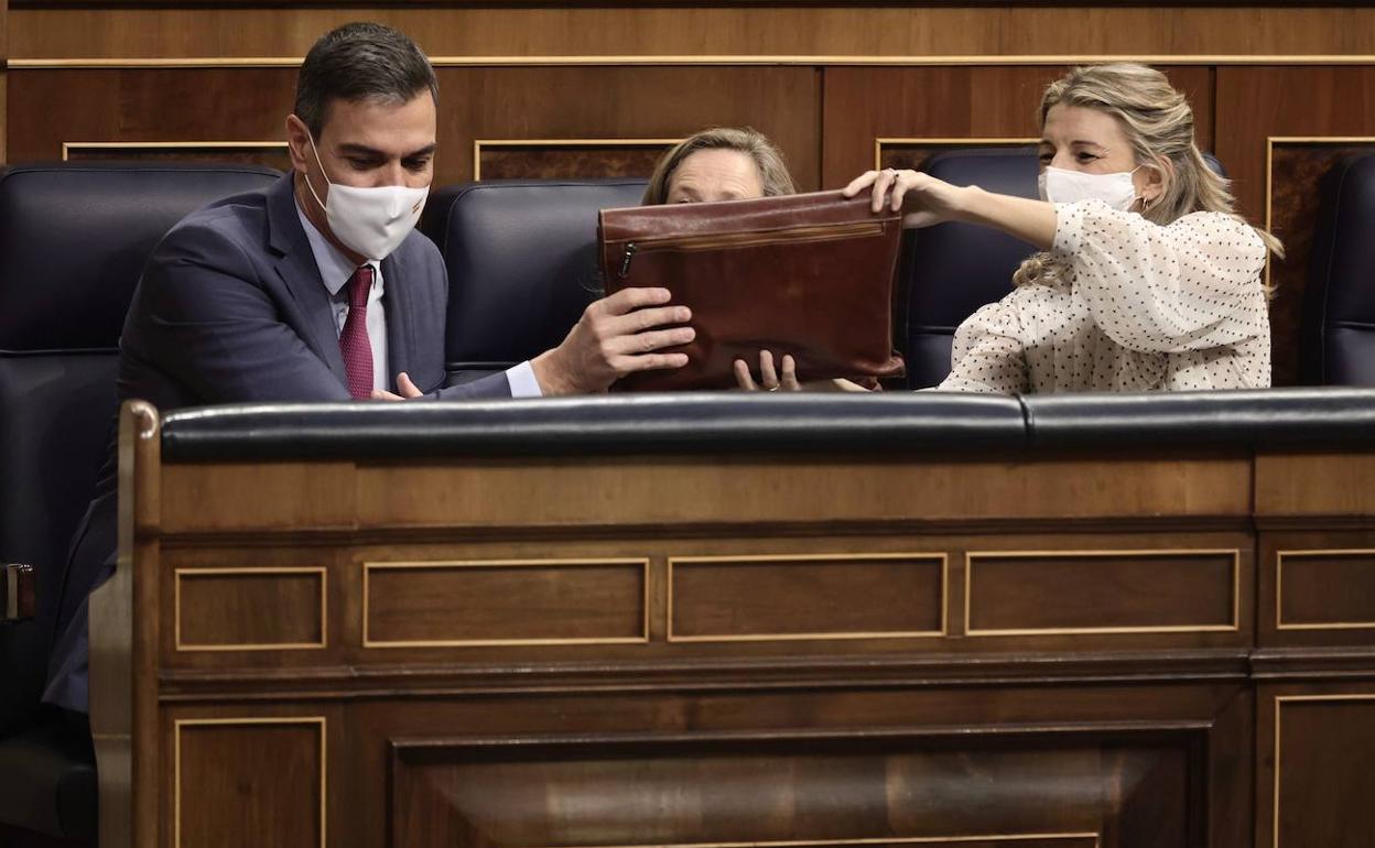 En la imagen, el presidente Pedro Sánchez y la ministra de Trabajo, Yolanda Díaz, máximos responsables en el Gobierno central de los dos partidos que forman el Ejecutivo. 
