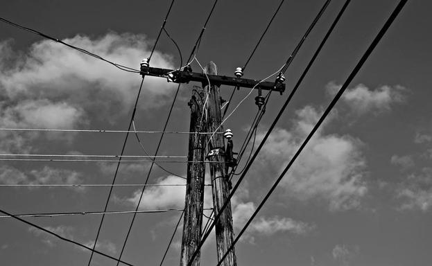 Imagen de un poste eléctrico extraída del banco de imágenes de Pixabay 