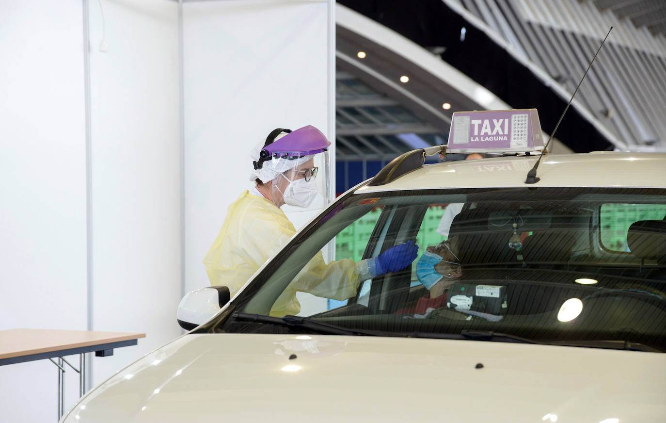 Una sanitaria realiza un test en Tenerife. 