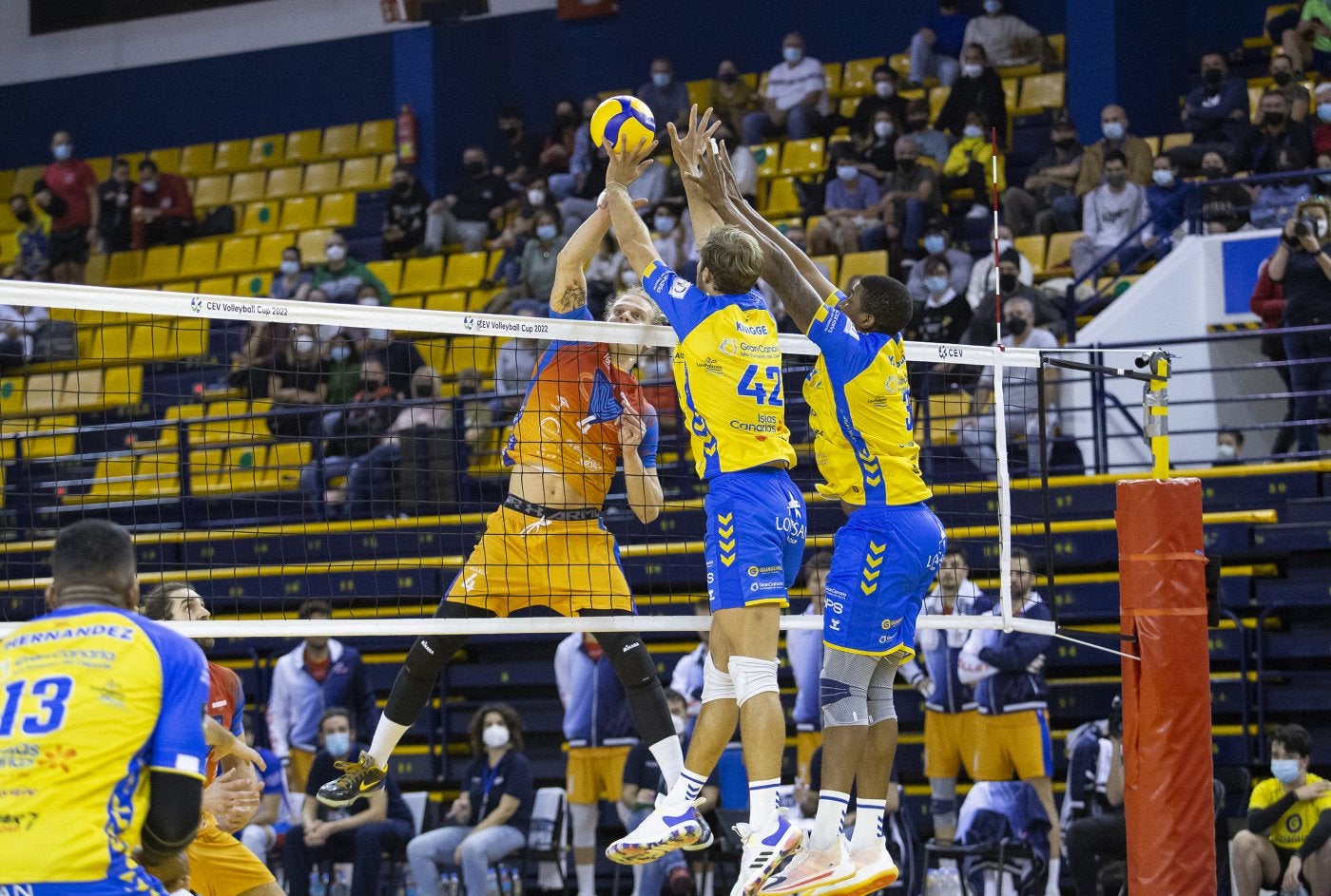 Donovan Dzavoronok fue una auténtica pesadilla para la escuadra grancanaria. En la imagen superior, el receptor checo intenta superar el doble bloqueo local formado por Yadrián Escobar y Matt Knigge. A la izquierda, el propio Escobar supera el doble bloqueo italiano en una acción del encuentro celebrado en el Centro Insular. 