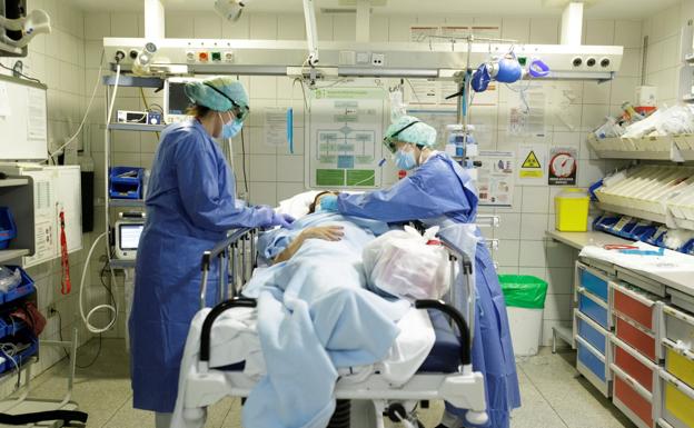 Imagen de archivo de personal sanitario del Hospital Universitario de Canarias atendiendo a un paciente covid en UCI. 