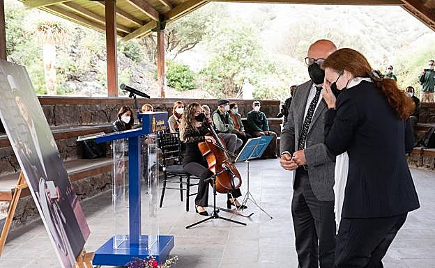 Yoland Bramwell se emocionó este miércoles ante la imagen de su marido, fallecido el pasado 20 de enero. 