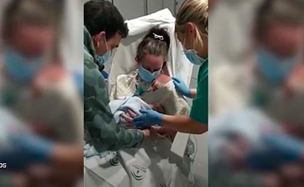 Una madre conoce a su bebé tras estar un mes en la UCI por covid