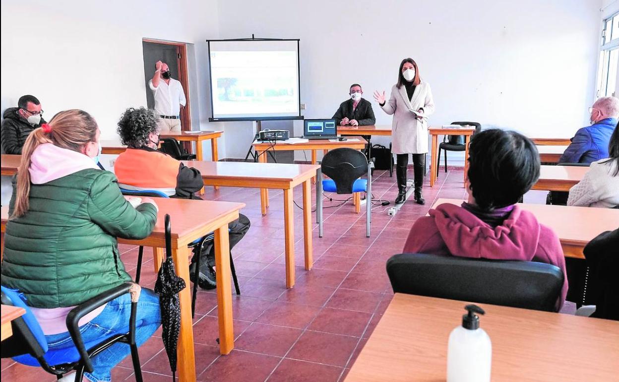 La alcaldesa, Carmen Hérnández, en una de las reuniones con los vecinos de Las Longueras. 