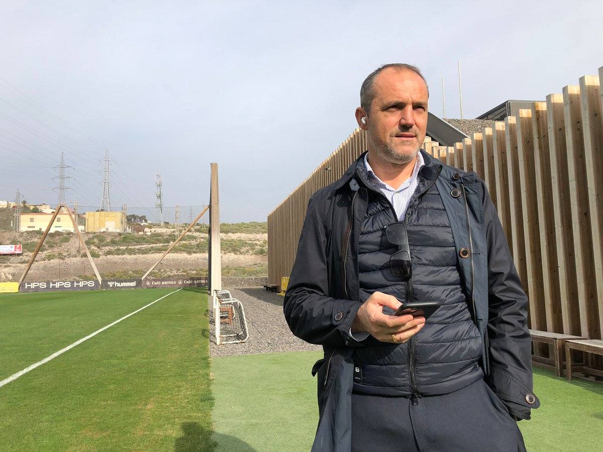 Luis Helguera, con el teléfono en la mano en Barranco Seco. 