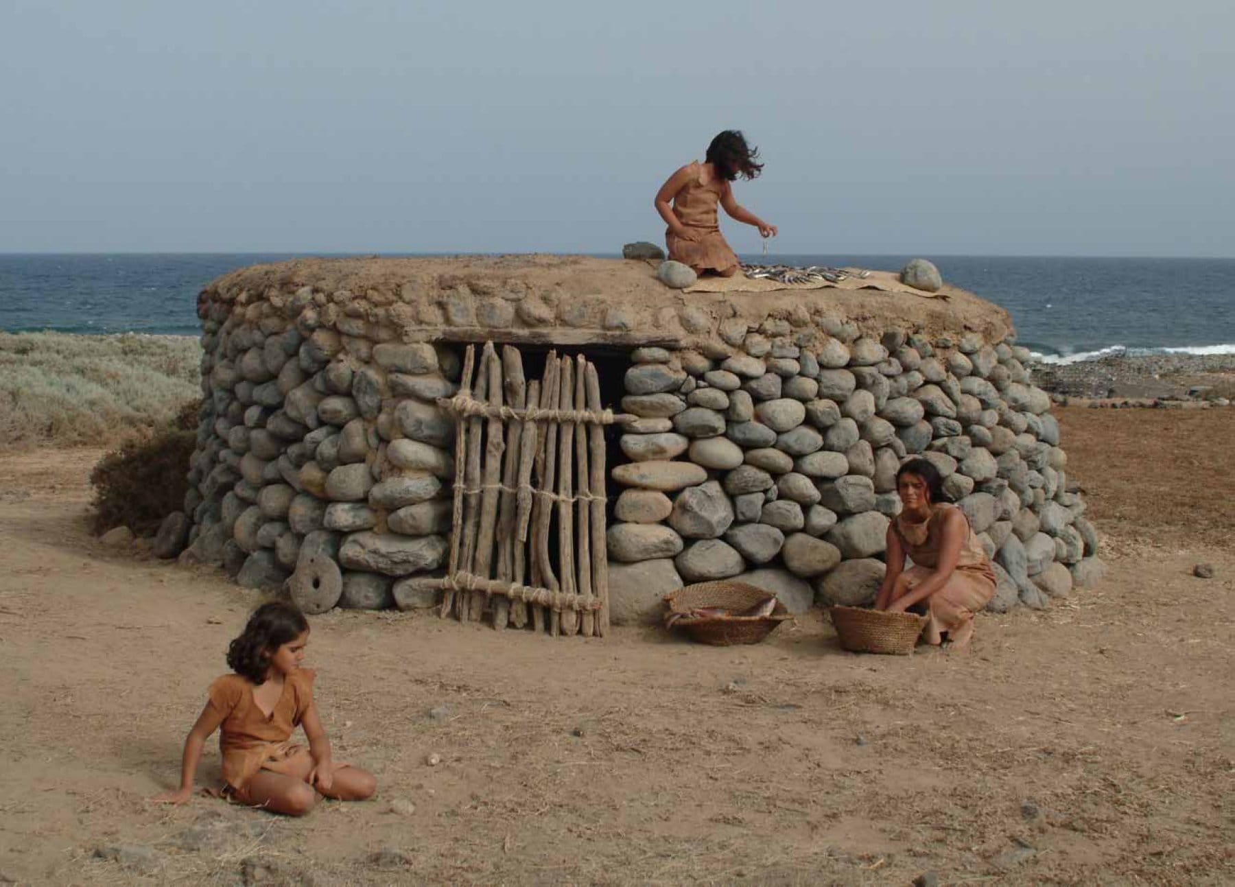 Escena doméstica en un poblado indígena capturada de un audiovisual de Cueva Pintada. 