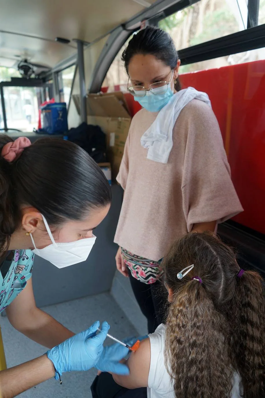 Fotos: Las vacuguaguas ya vacunan a los niños en los centros escolares