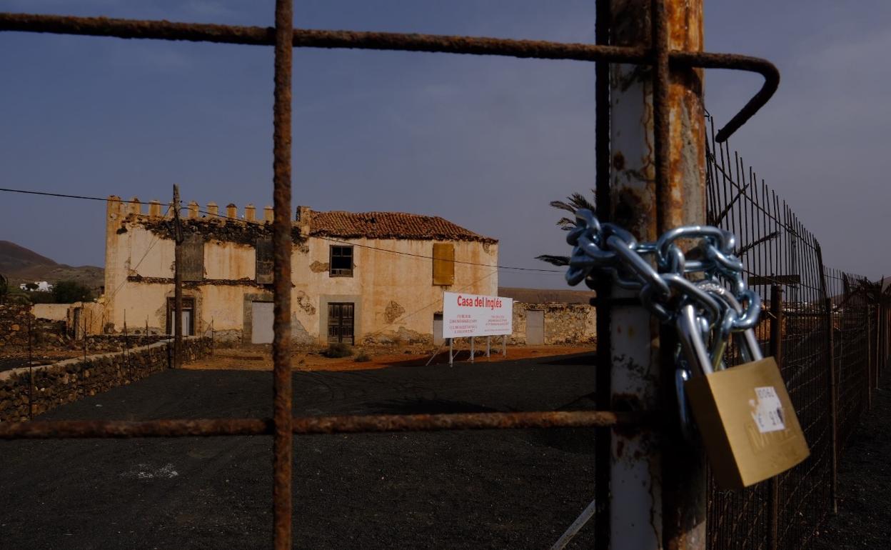 El fin de semana, la familia González Arroyo valló y puso candado y cartel dentro del BIC de la Casa del Inglés. 