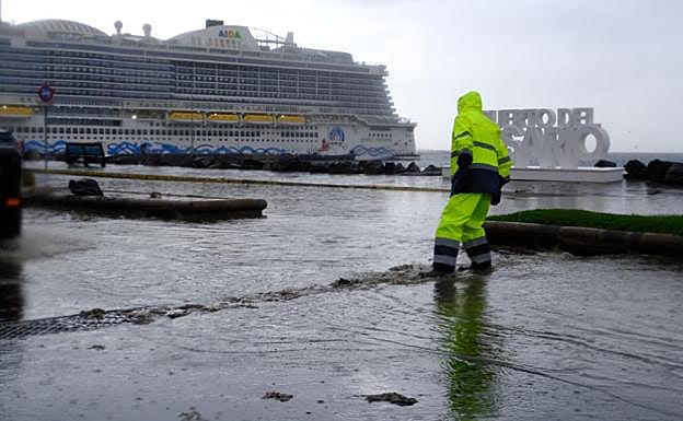 Avenida marítima anegada en la capital, donde cayeron 17.7 litros por metro cuadrado en una mañana,. Las toallitas tiradas por el alcantarillado formaron un tapón en la parte baja. 
