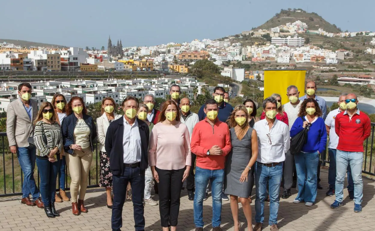 Foto de familia de todos los miembros del nuevo consejo local, con González Medinaa al frente. 