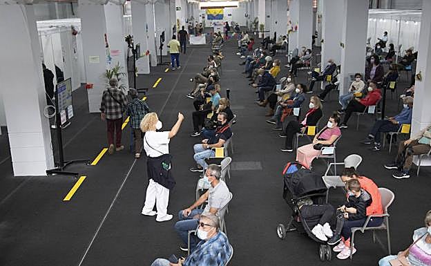 Instalaciones de vacunación habilitadas en un pabellón del recinto ferial de la capital grancanaria. 