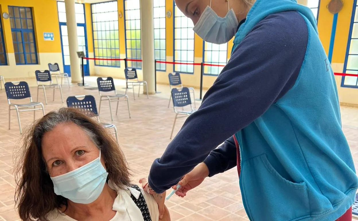 Una enfermera administra la vacuna a una ciudadana en el centro de mayores de Morro Jable. 