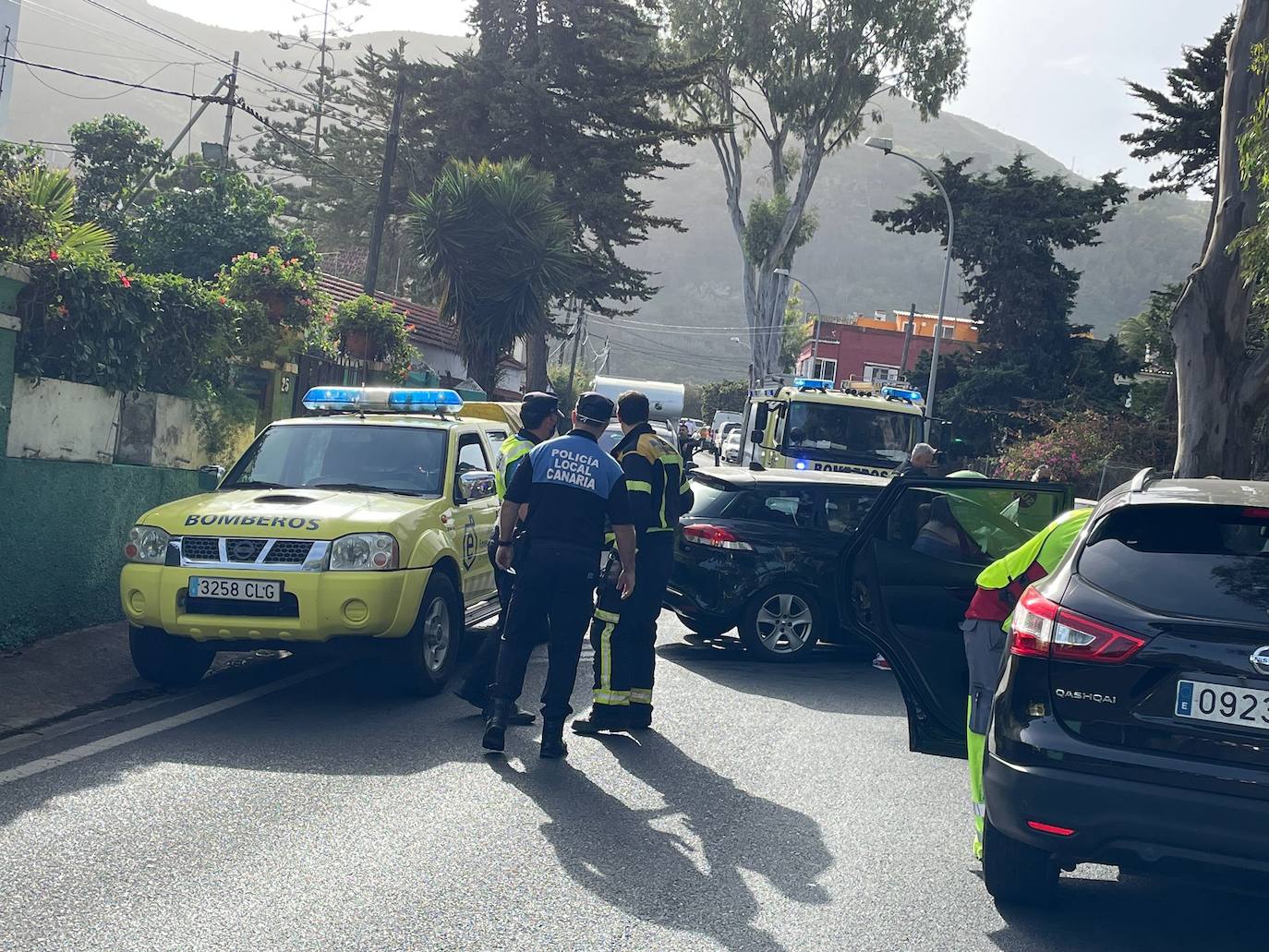 Tres menores heridos al chocar su coche contra un árbol en Santa Brígida