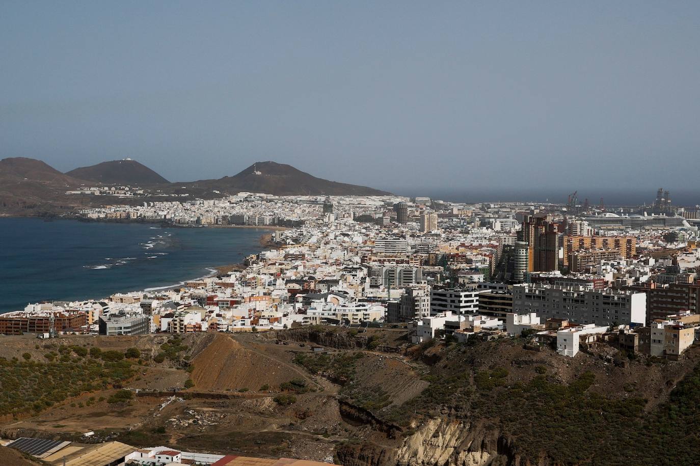 Calima, fuerte viento y aviso por fenómenos costeros en Canarias